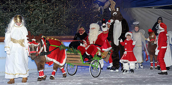 Am 6.12.2013 kam der Frederic Meisner als Nikolaus beim Eiszauber auf Besuch (Foto: Ingrid Grossmann)